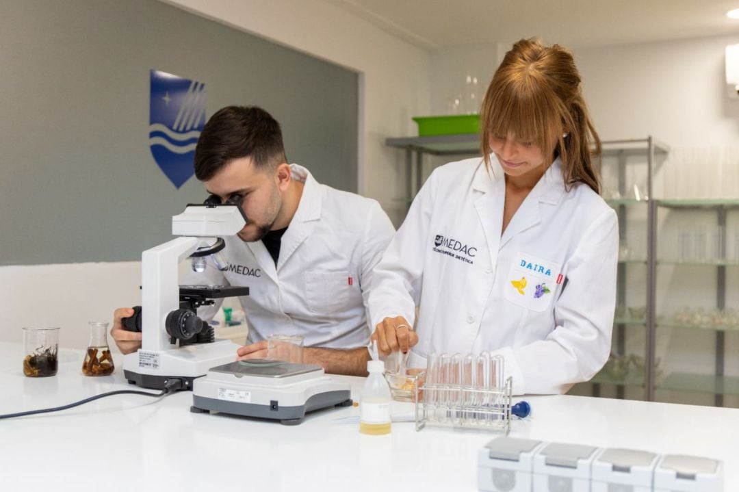 Estudiantes de Formación Profesional (FP) del Instituto MEDAC en el laboratorio