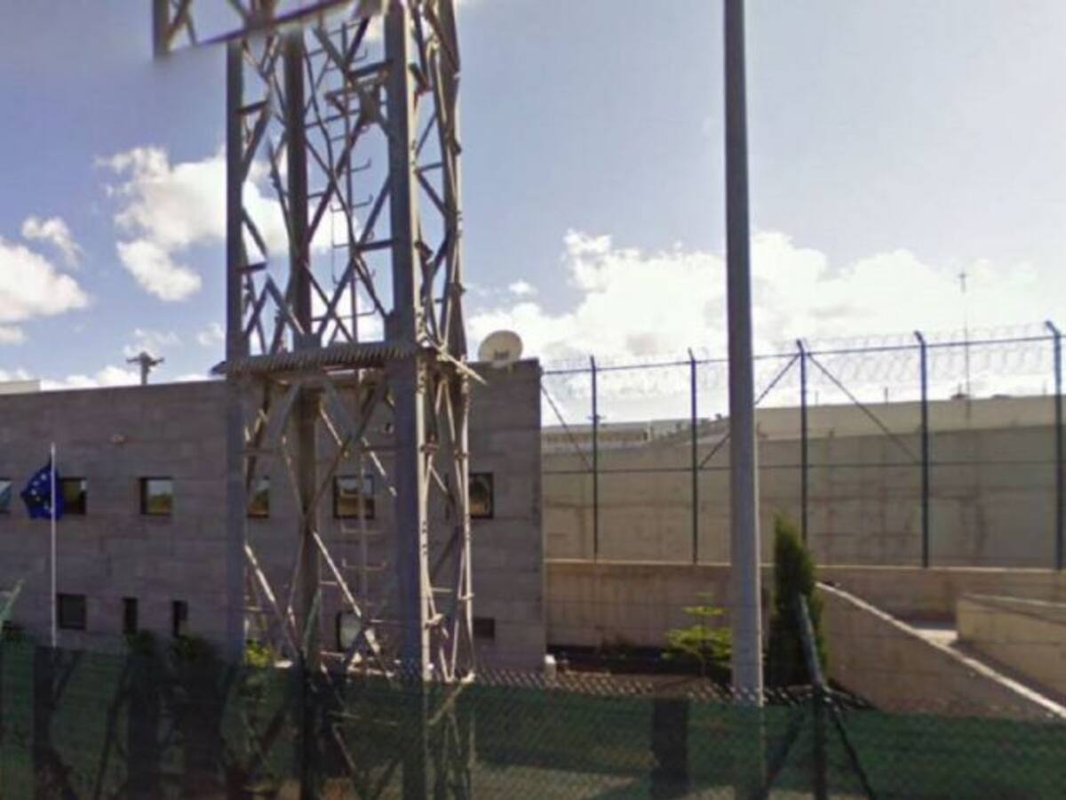 Prende fuego al colchón de su celda y ataca a los trabajadores de la prisión de Lanzarote