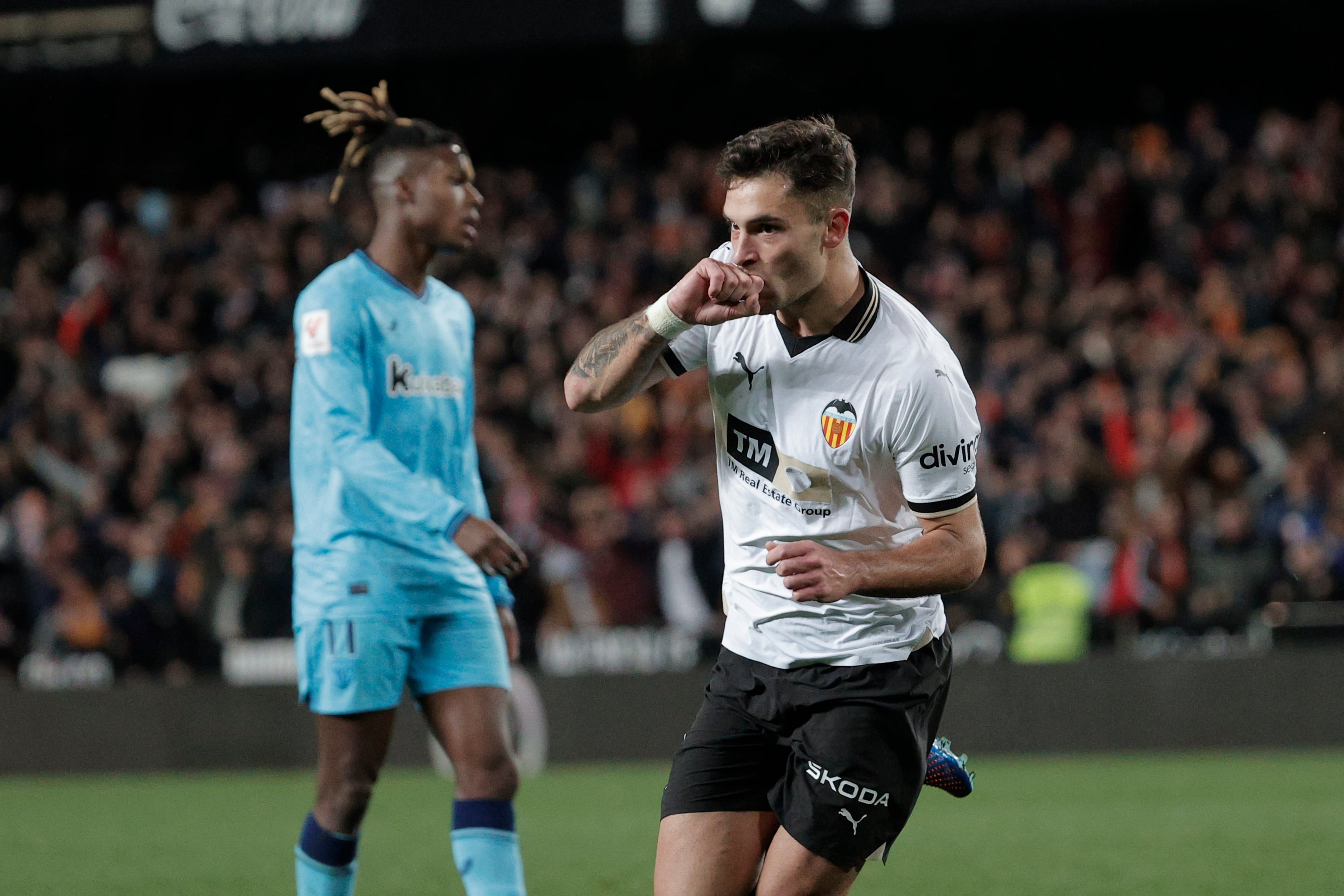 VALENCIA, 20/01/2024.- El delantero del Valencia, Hugo Duro, celebra el primer gol de su equipo durante el encuentro correspondiente a la jornada 21 de Primera División que disputan hoy sábado Valencia y Athletic Club en el estadio valencianista de Mestalla. EFE / Manuel Bruque.
