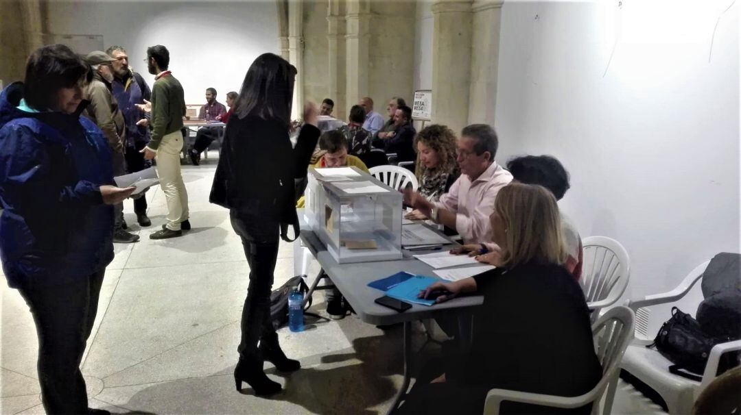 Votaciones en el colegio electoral de Sa Raval, en Maó