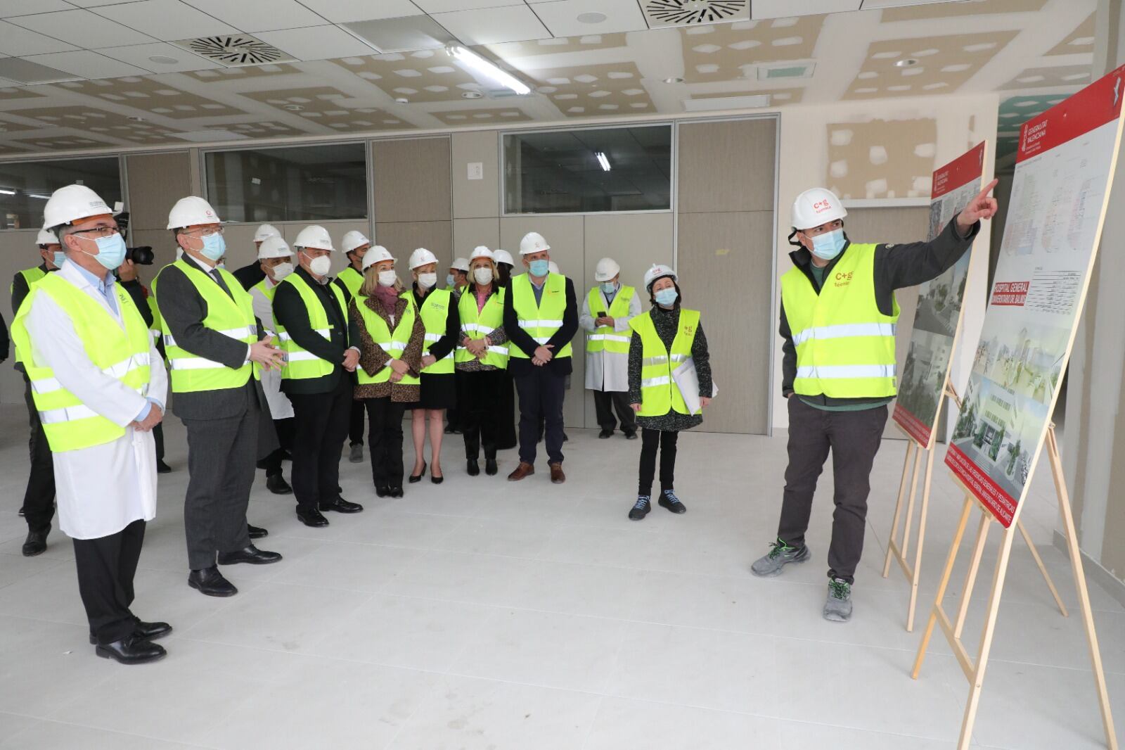 El president, Ximo Puig, durante la visita a las obras de ampliación de Urgencias del hospital Doctor Balmis de Alicante