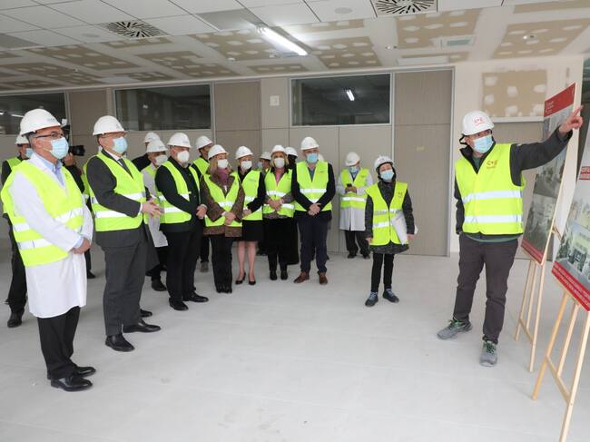 El president, Ximo Puig, durante la visita a las obras de ampliación de Urgencias del hospital Doctor Balmis de Alicante