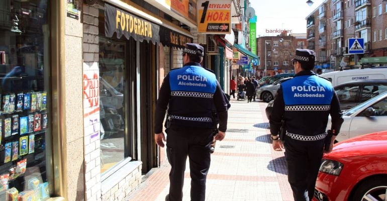 Agentes de la Policía Local en el distrito Centro de Alcobendas