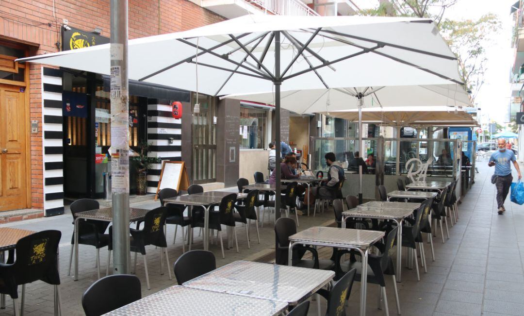 La terraza de un restaurante de Castelldefes (Barcelona) el pasado mes de octubre, antes de la entrada en vigor del cierre decretado por la Generalitat