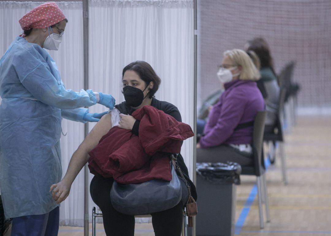 Personal sanitario durante la administración de la primera dosis de la vacuna AstraZeneca contra la Covid-19, imagen de archivo