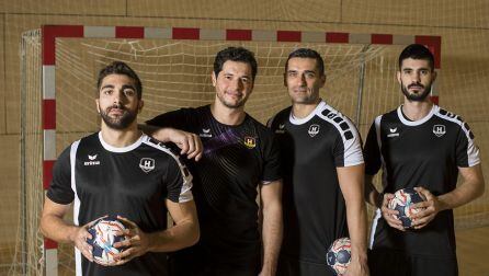 Balaguer, Kiril Lazarov y Gurbindo, junto a su entrenador Alberto Entrerríos, integrantes del Nantes