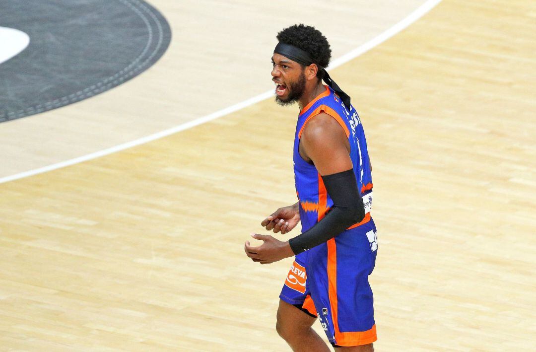 GRAFCVA6332. VALENCIA, El escolta estadounidense de Valencia Basket, Jordan Loyd, celebra una canasta durante el segundo partido de la quinta jornada del grupo B de la fase final de la Liga Endesa que han disputado ante Herbalife Gran Canaria en el pabellón de la Fuente de San Luis de Valéncia. EFE, Manuel Bruque