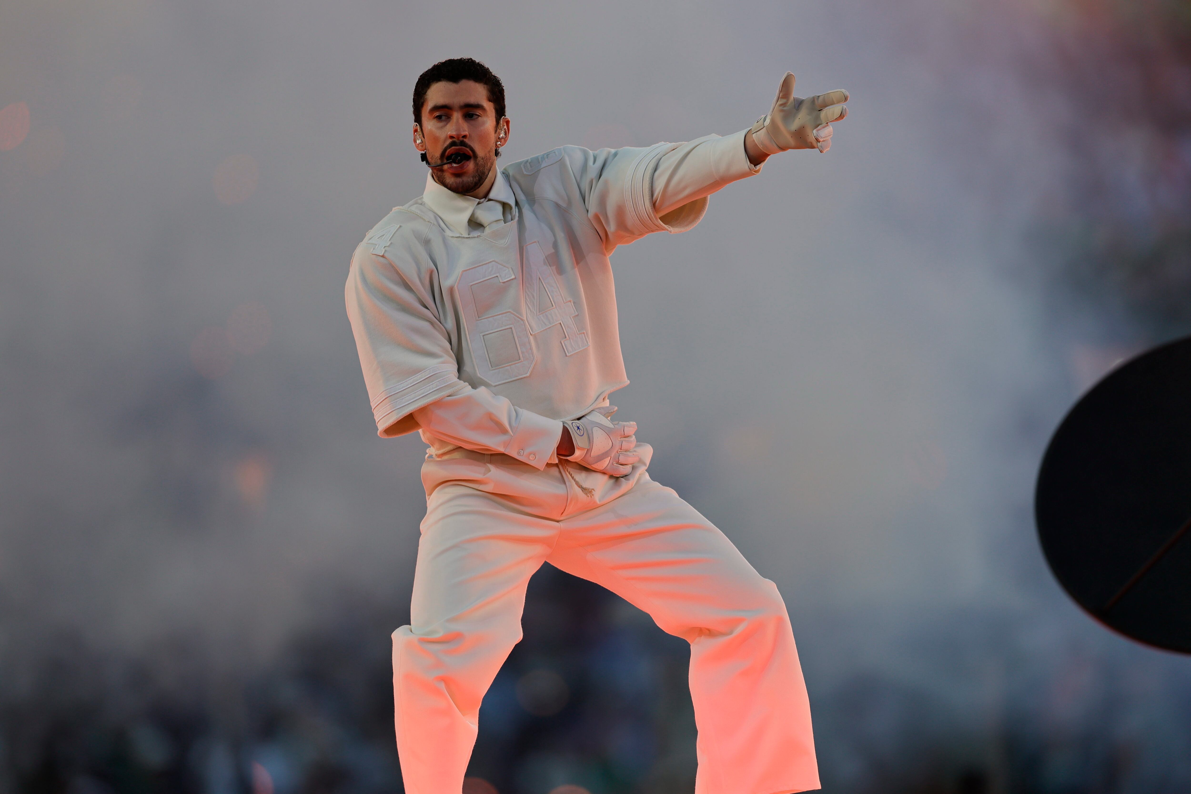 Bad Bunny durante su actuación en el intermedio de la Super Bowl