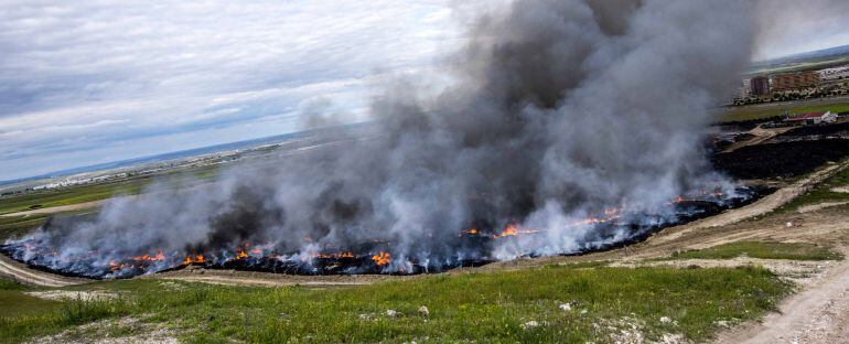 Vista del incendio de neumáticos en Seseña (Toledo) cuyas labores de extinción continúan