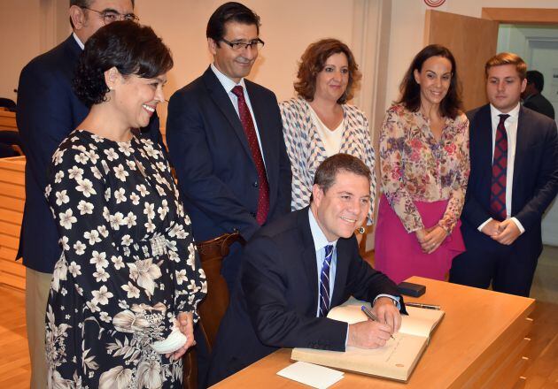 Emiliano García Page firma en el libro de honor del Ayuntamiento de Ciudad Real, durante la visita que ha girado este miércoles al consistorio.