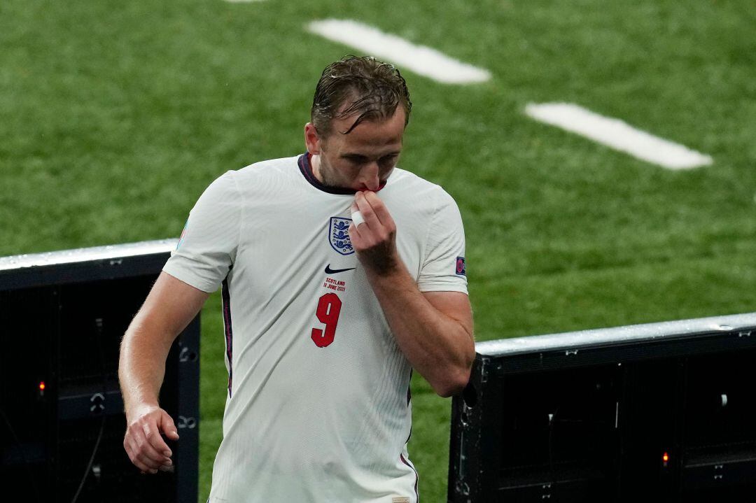 Harry Kane tras marcharse sustituido en el partido frente a Escocia