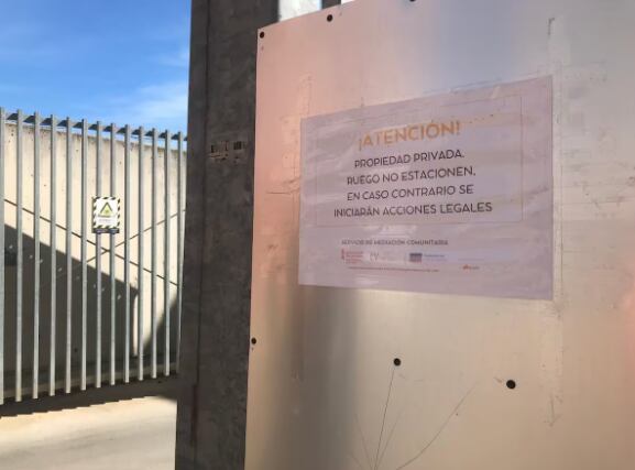 Imagen del interior de un edificio del Raval Universitari con problemas de okupación