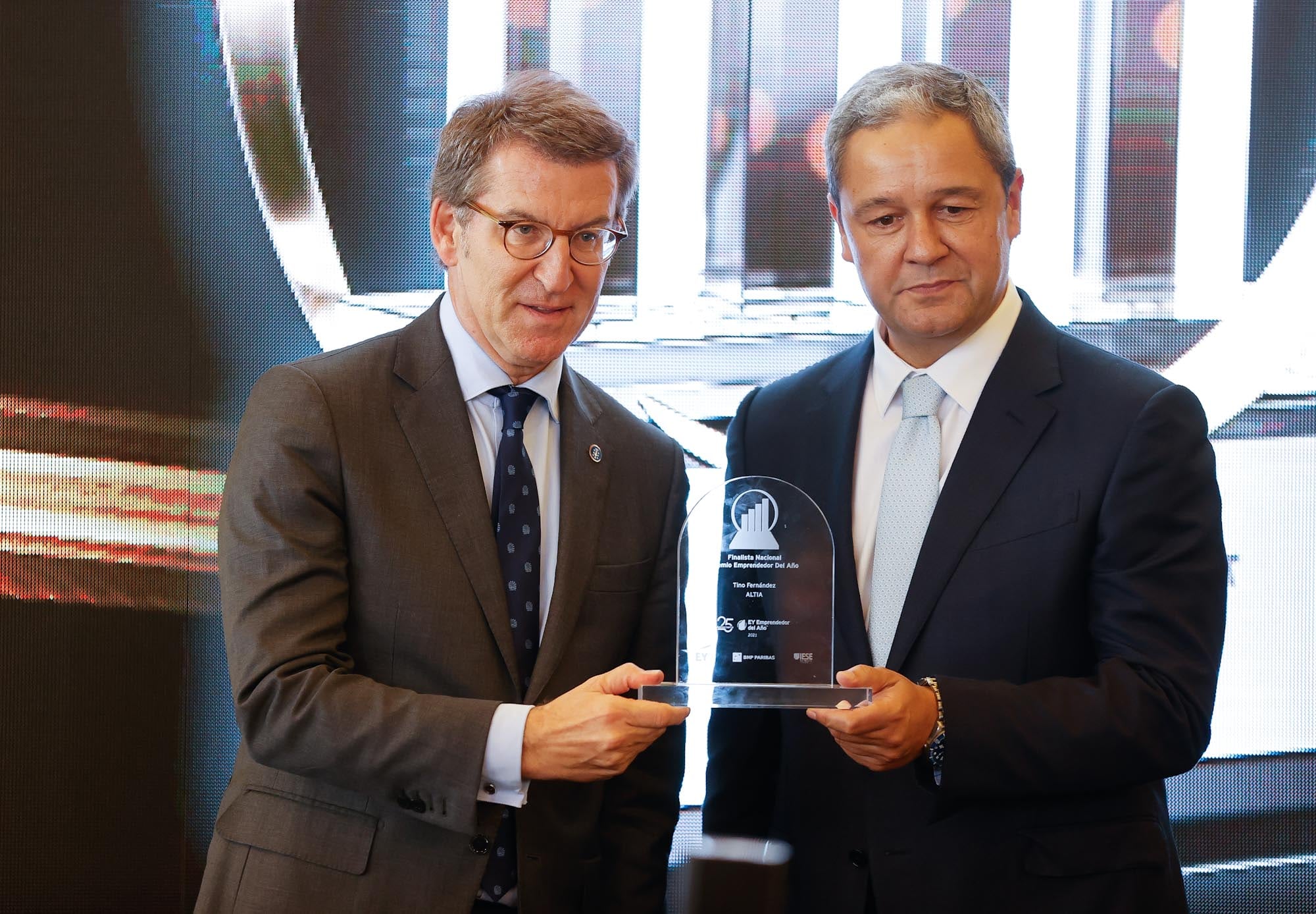 Alberto Núñez Feijóo y Tino Fernández en la entrega del premio