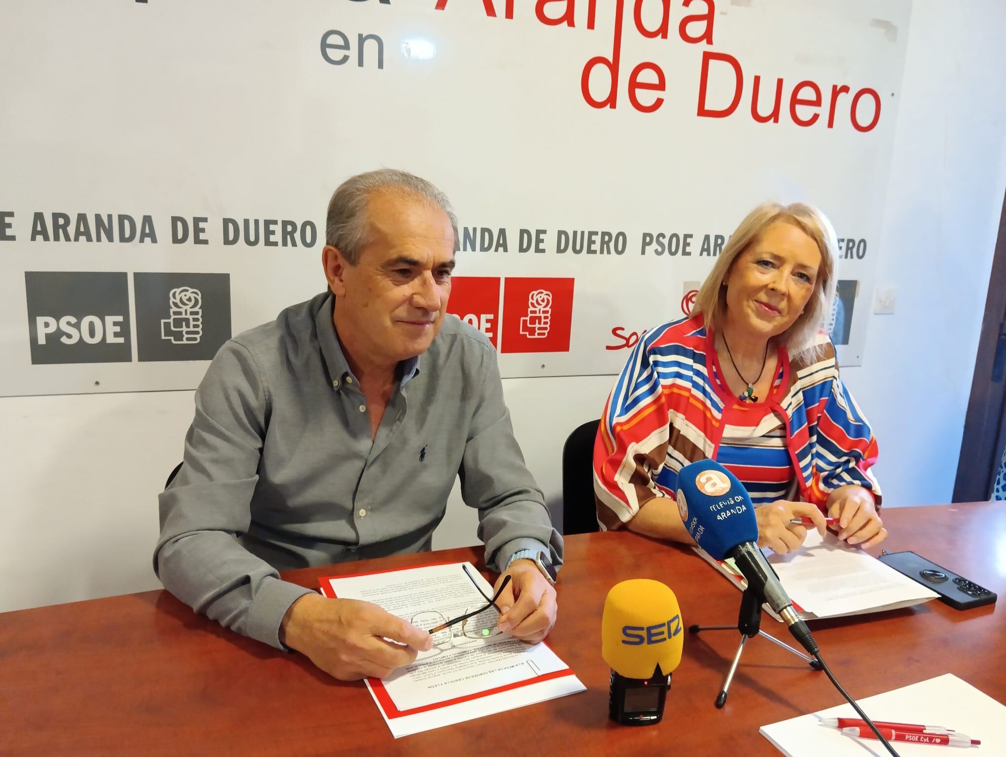 Luis Briones presentó estas iniciativas parlamentarias acompañado de Amparo Simón, secretaria de la Agrupación local del PSOE