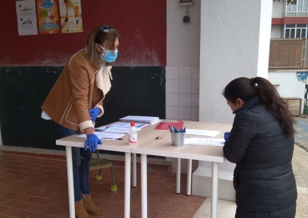 Educació va repartir les ajudes econòmiques per a que els fillets puguin menjar tots els dies. 