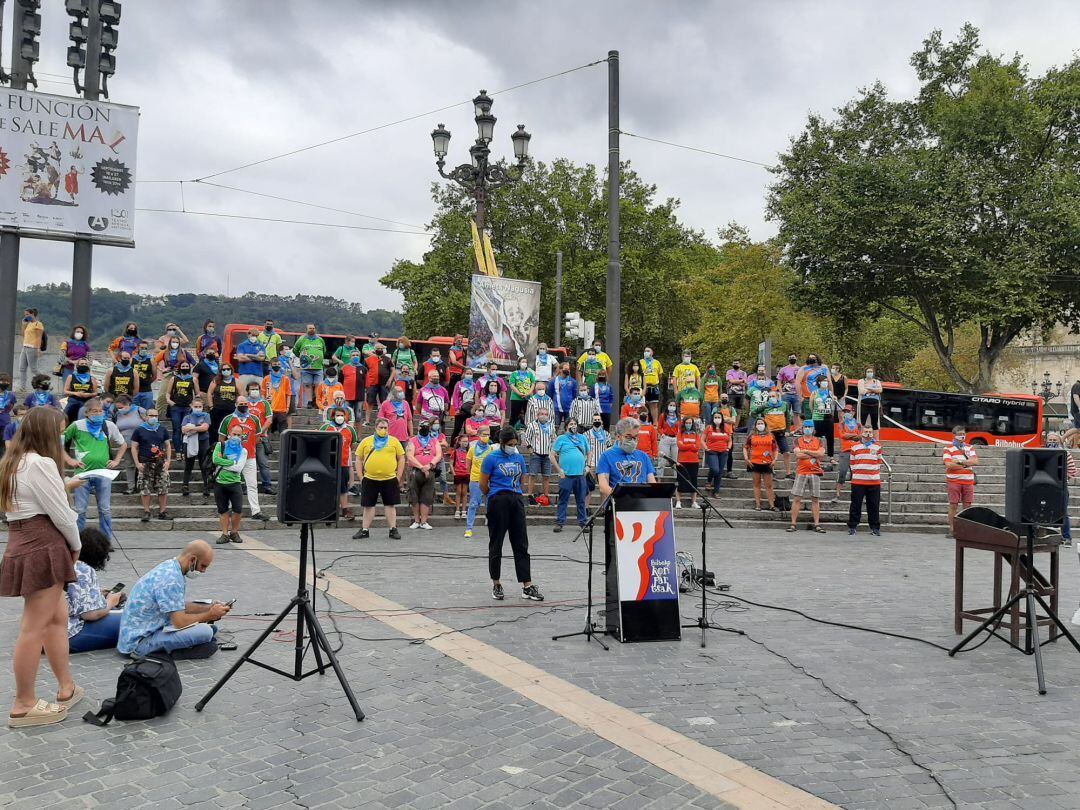 Bilboko Konpartsak en su concentración frente al Arriaga