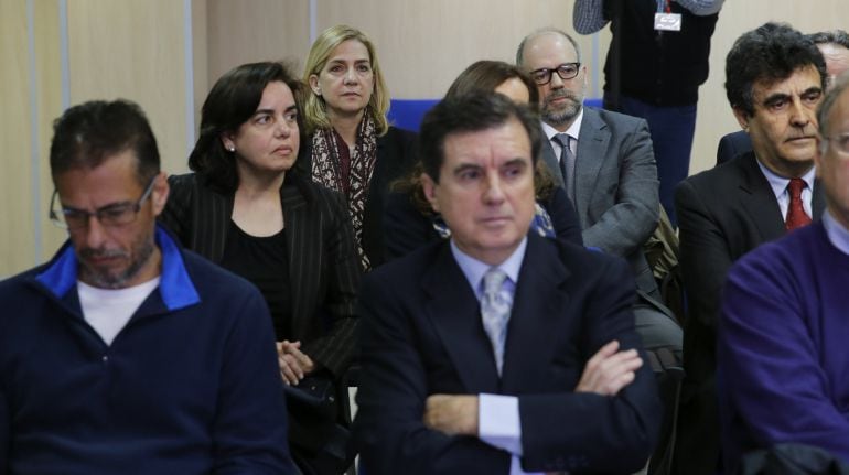 La infanta Cristina, Salvador Trinxet Llorca, Alfonso Grau Alonso (tapado), Ana María Tejeiro Losada, Mercedes Coghen Alberdingk (tapada), Luis Lobón Martín, Marco A. Tejeiro Losada, Jaume Matas y Miguel Ángel Bonet Fiol (d, cortado), en el banquillo de l