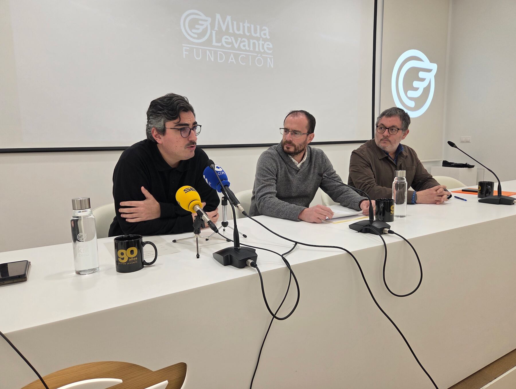 Víctor Riaza, Tono Belda i Héctor Rubio, en la seu de Fundació Mutua Levante