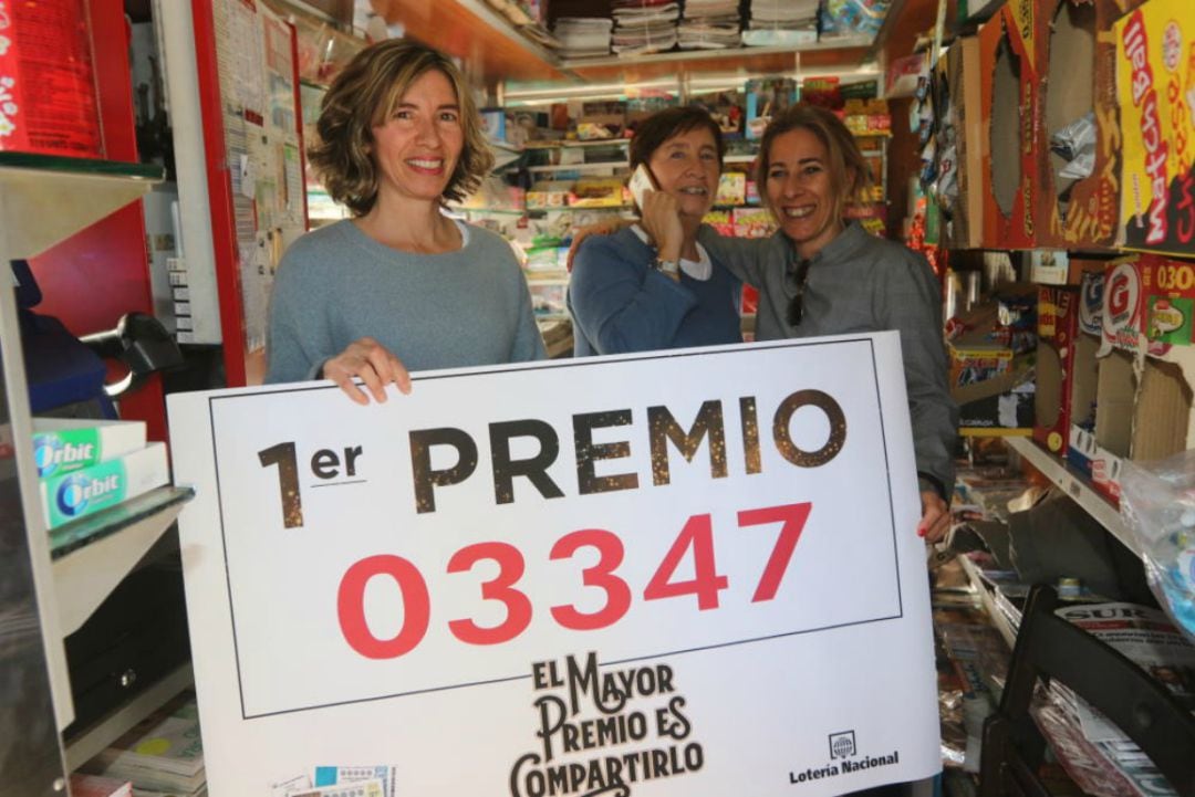 Las tres hermanas Pinazo, celebrando el premio en su quiosco de El Limonar, en Málaga, el año pasado