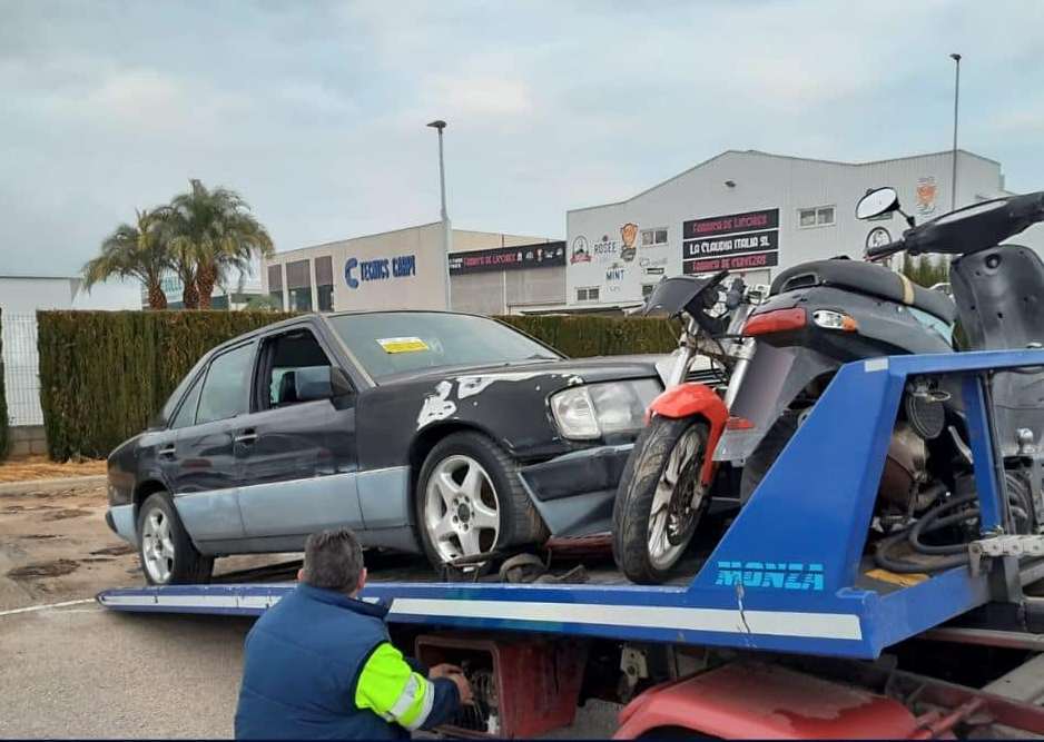 Coches abandonados retirados por la Policía Local de Oliva.