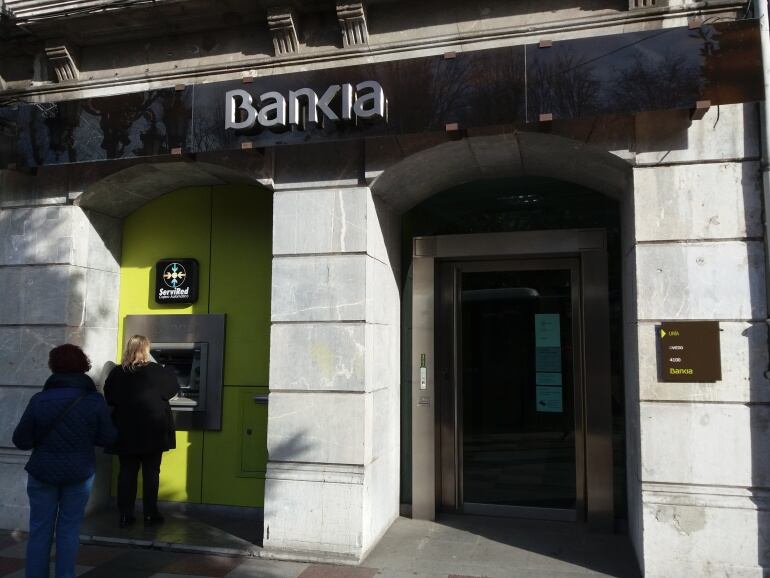 Fachada de la sucursal de Bankia en la calle de Uría, en Oviedo