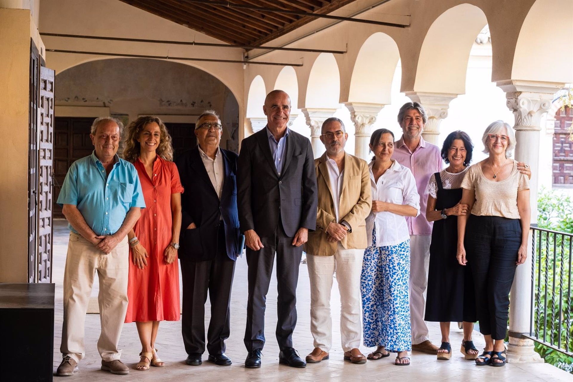 El alcalde de Sevilla, Antonio Muñoz, junto a autoridades y participantes en las jornadas sobre Luis Cernuda en el Espacio Santa Clara