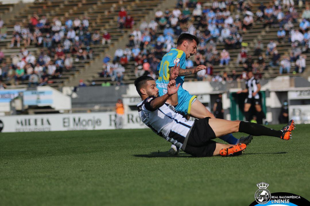 Mikel Fernández ante Álvaro Romero.