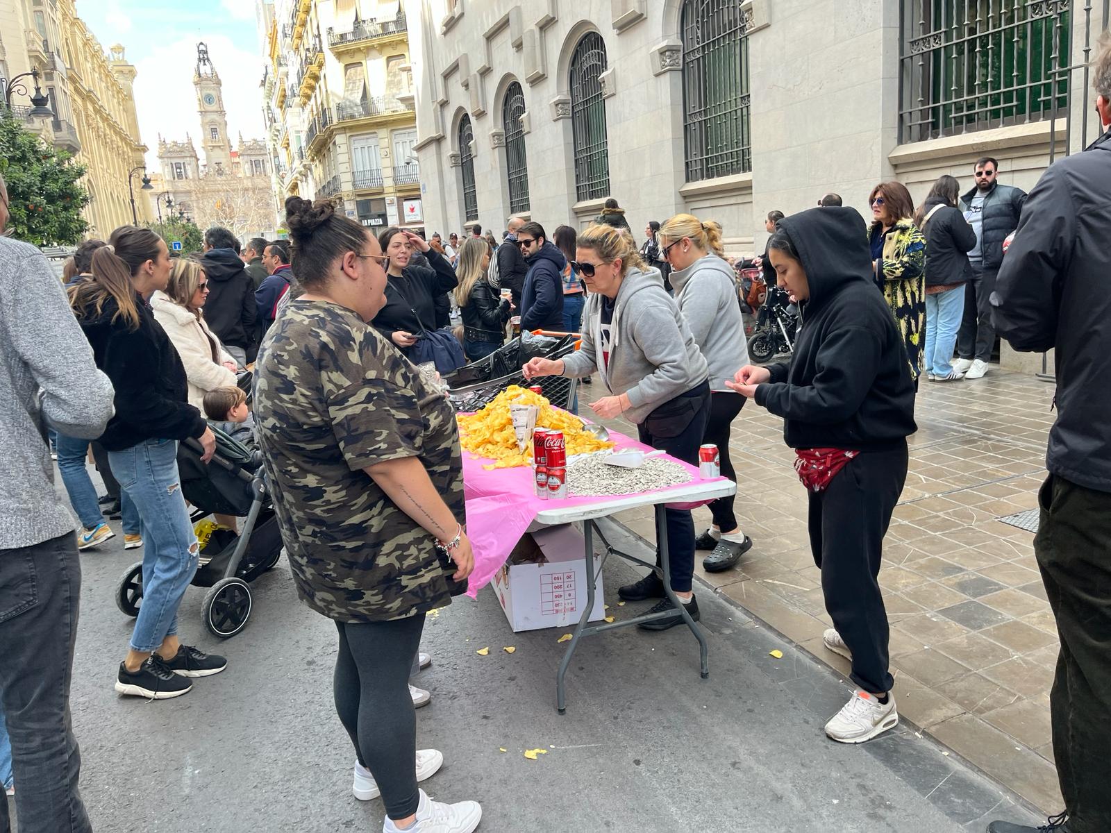 Puesto de venta de papas en las inmediaciones de la plaza del Ayuntamiento a la hora de la mascletà