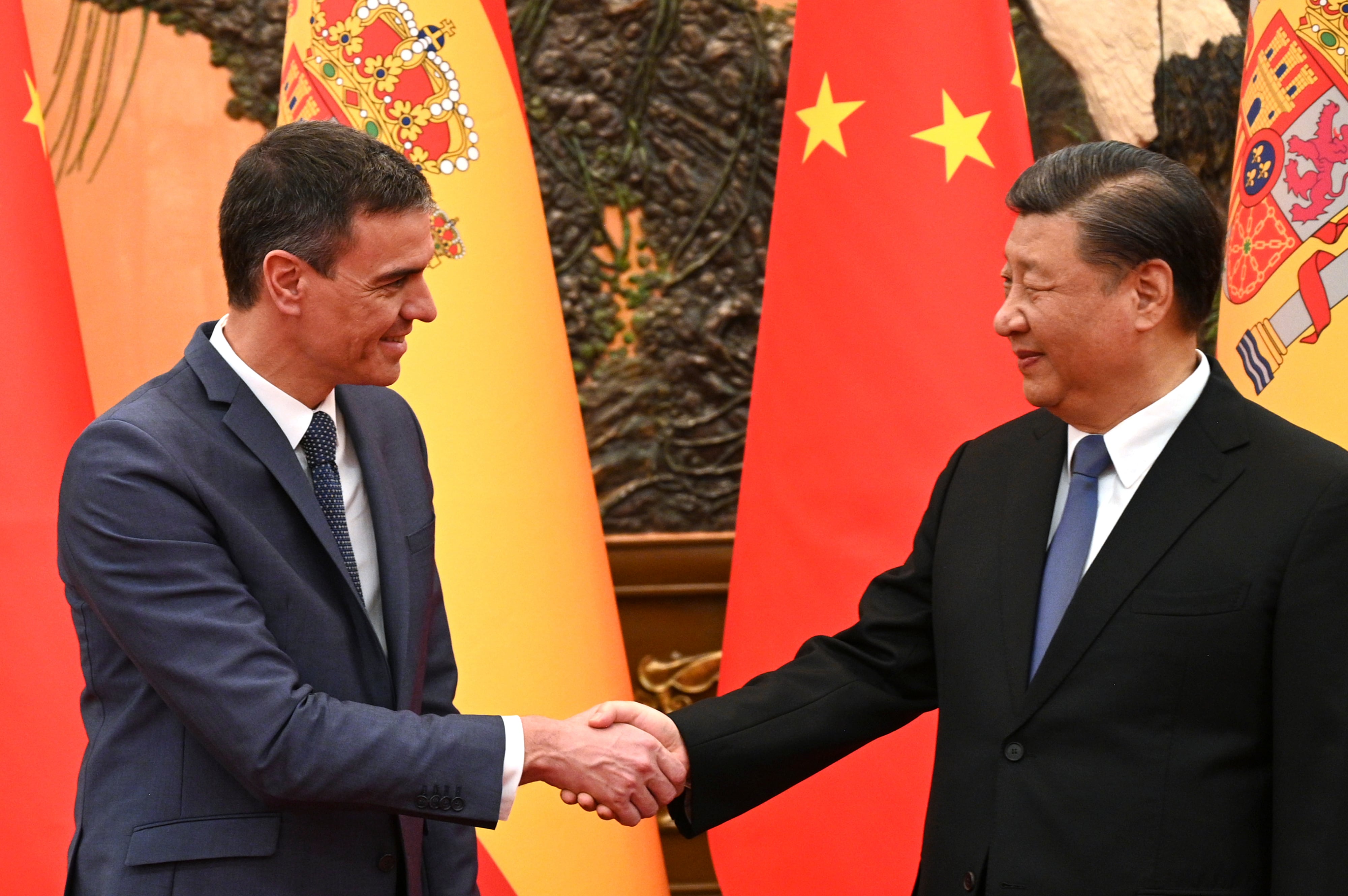 El presidente del Gobierno, Pedro Sánchez, saluda al presidente chino, Xi Jinping, durante su encuentro en el Gran Palacio del Pueblo en el marco de su visita oficial a China.