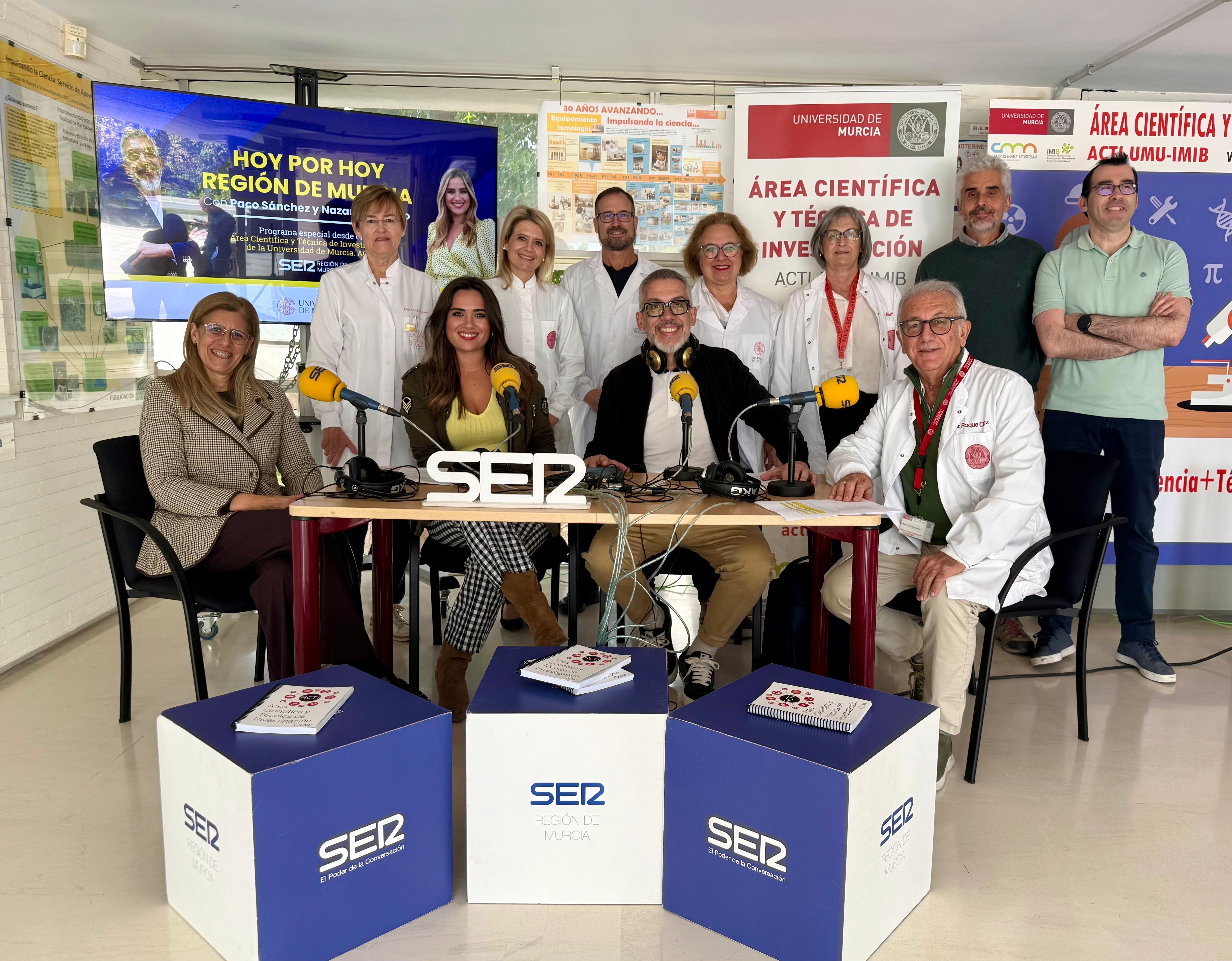 Equipo de Hoy por Hoy Región de Murcia junto a investigadores del ACTI durante la emisión especial desde la Universidad de Murcia.