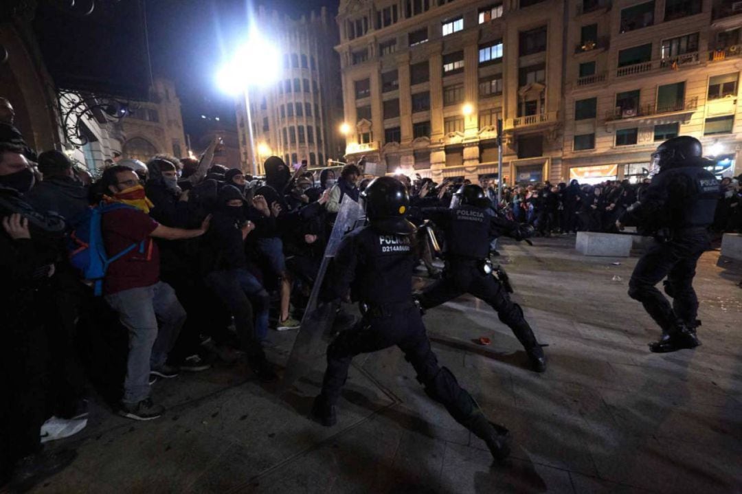 Momento en el que la Policía carga contra los manifestantes.