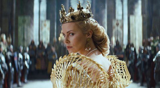 Fotograma de &#039;Huntsman&#039;, la película en la que Charlize Theron consiguió la igualdad salarial.