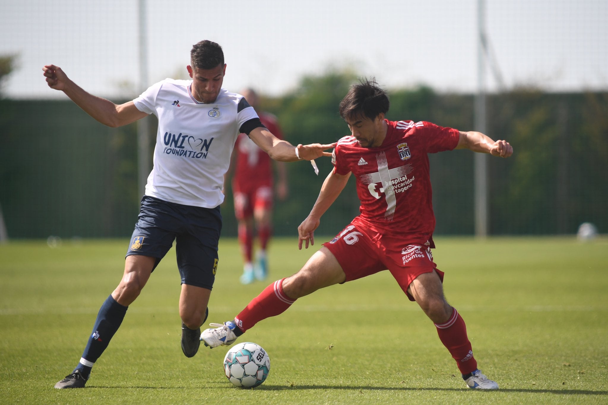 Okazaki pelea un balón