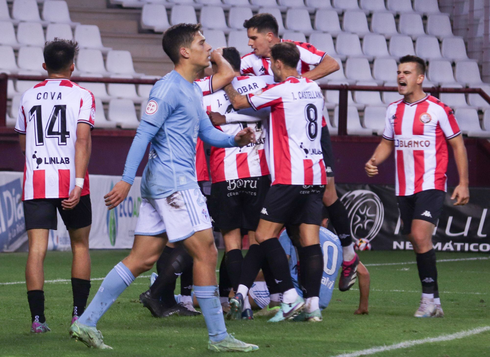 Los jugadores blanquirrojos celebran uno de sus tantos ante el Celta Fortuna / SD Logroñés