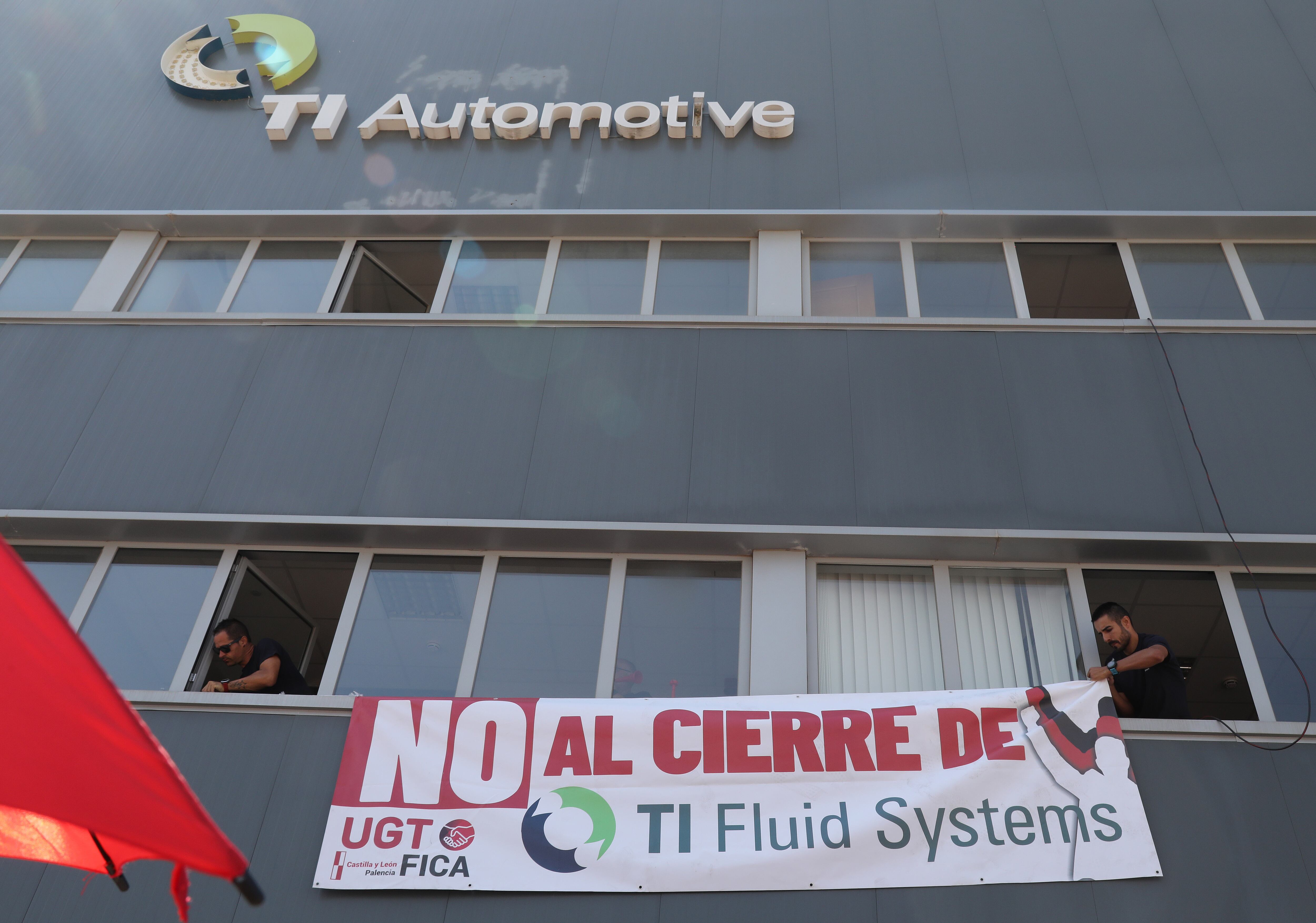 Concentración de trabajadores  de TI Fluid System de Palencia frente a las instalaciones de de la empresa en contra  el cierre y el posterior traslado a Aragón