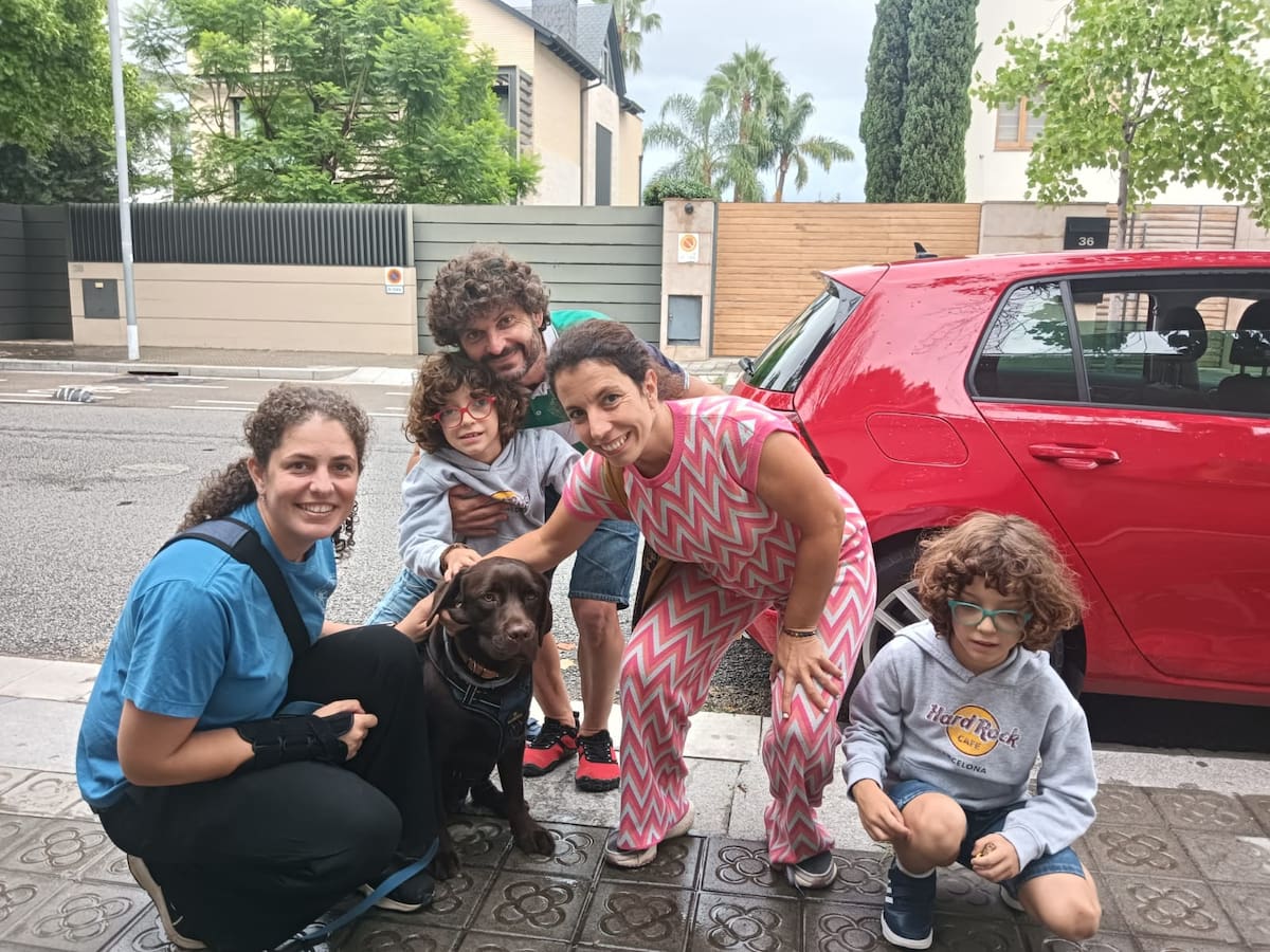 Hugo, el primer perro acreditado de asistencia para niños con TEA llega a Murcia y transforma la vida de dos gemelos de nueve años