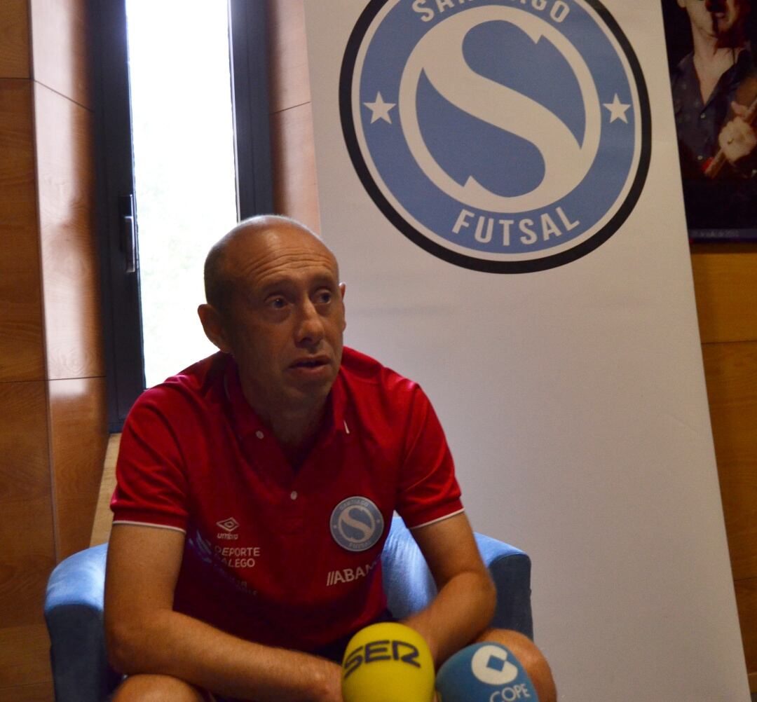 Santi Valladares, atendiendo a los medios antes del estreno liguero ante el Bisontes de Castellón