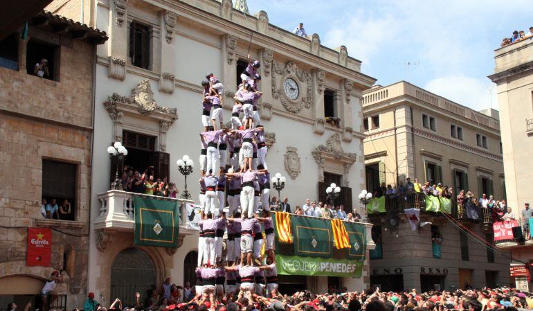 La Colla Jove Xiquets de Tarragona durant una actuació a la Plaça de la Vila de Vilafranca del Penedès.