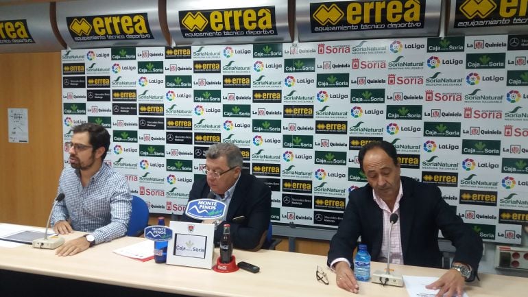 Eduardo Carazo, Víctor Martín Ortega y Manuel López Represa, durante la presentación del convenio.