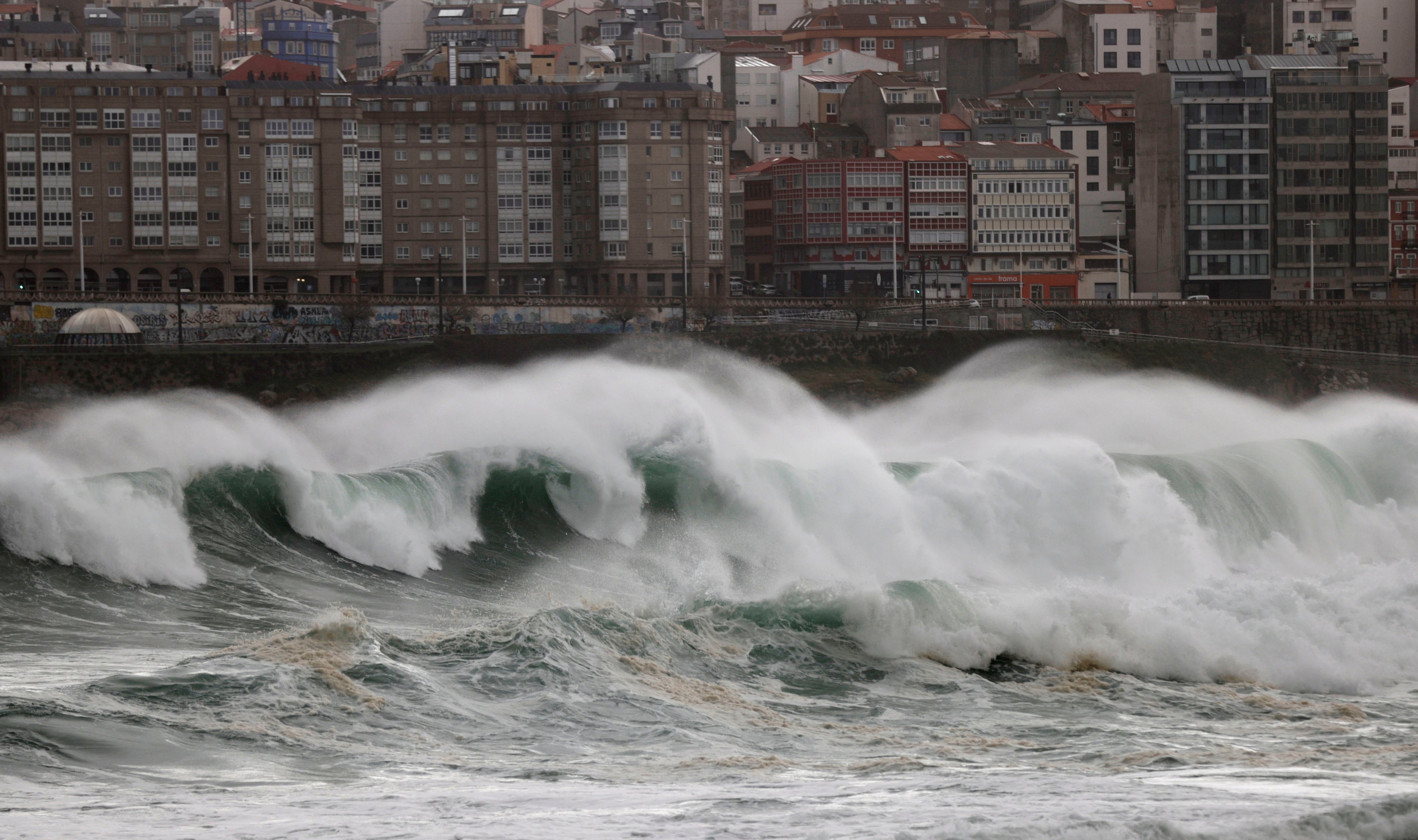 A CORUÑA, 23/02/24.- Las olas rompían este viernes contra las playas de Riazor y Orzán, en la ciudad de A Coruña, durante el temporal marítimo con viento muy fuerte que mantiene en alerta a todo el litoral cantábrico, con Galicia en nivel rojo por riesgo extremo, ante la previsión de olas de hasta 9 metros, mientras que Asturias, Cantabria y País Vasco están en nivel naranja (riesgo importante), y también el sur de Andalucía oriental. EFE/Cabalar