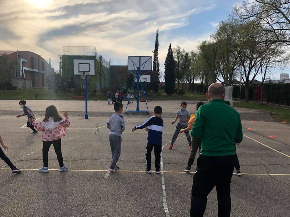 Varios niños participando en las propuestas deportivas de Medina del Campo