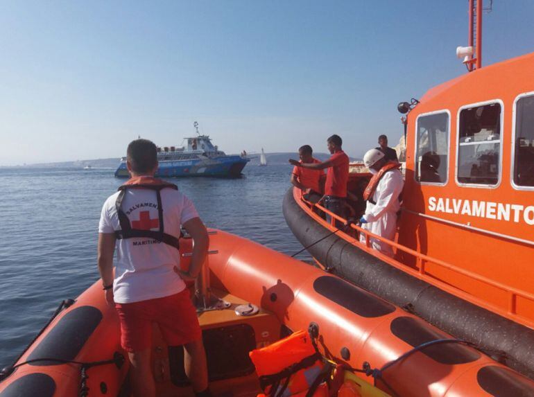 El Salvamar Polaris, junto a una embarcación de Cruz Roja, traslada al puerto de Alicante a los ocupantes de las pateras llegadas a Tabarca 