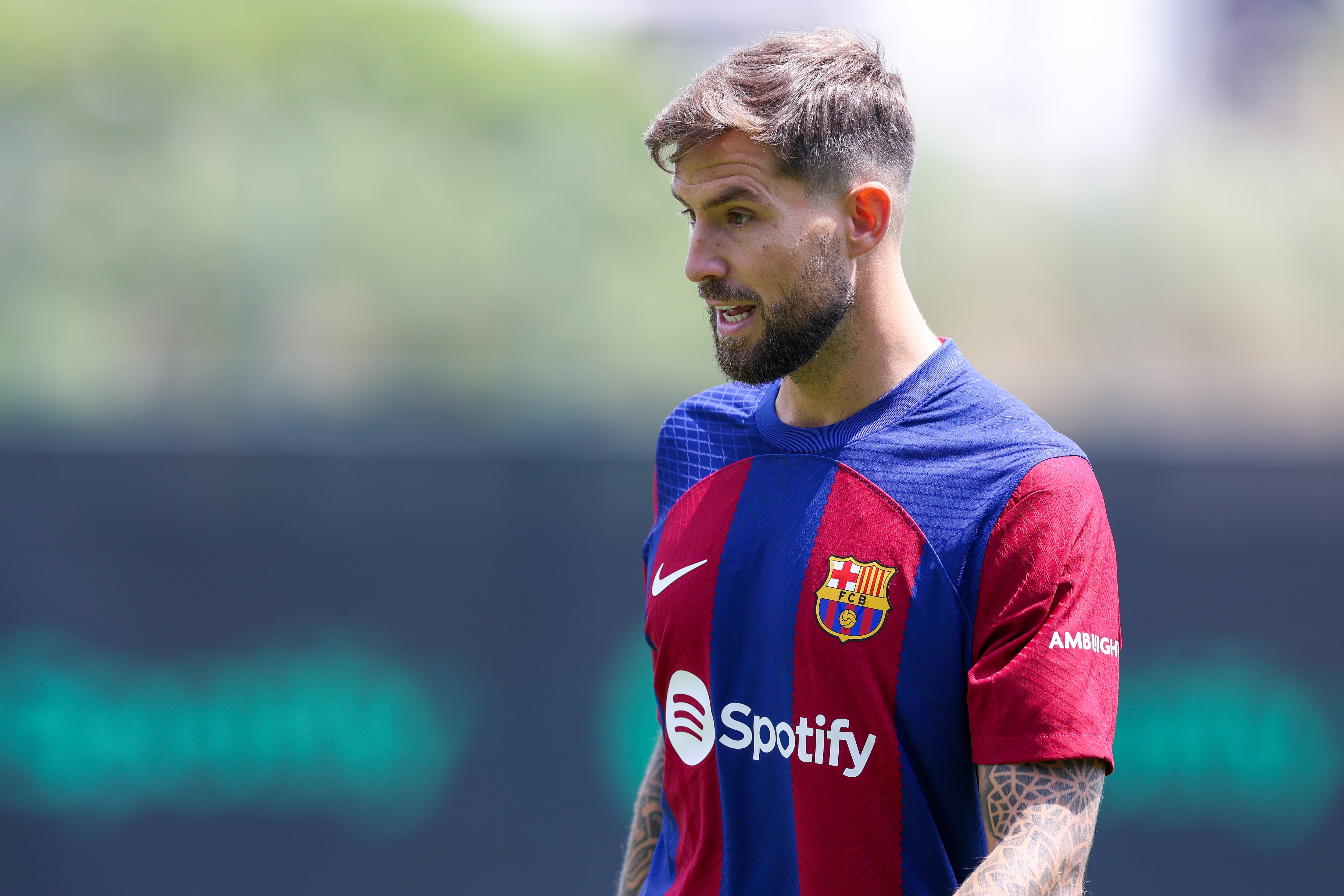 Íñigo Martínez, durante su presentación con el FC Barcelona. (Photo by DAX Images/NurPhoto via Getty Images)