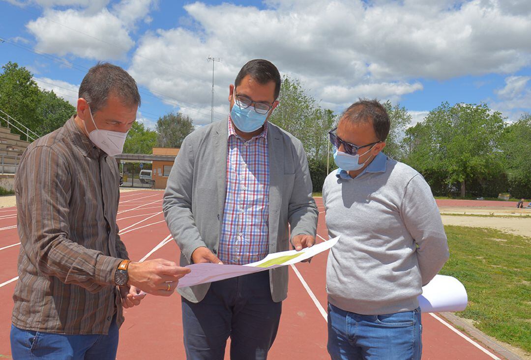 El alcalde de Valdemoro, Sergio Parra (c), que ha visitado este martes las instalaciones del Polideportivo junto al presidente del Club Amigos del Atletismo de Valdemoro, Víctor Rodríguez, (i) y Ángel Díaz Flórez, concejal de Deportes.