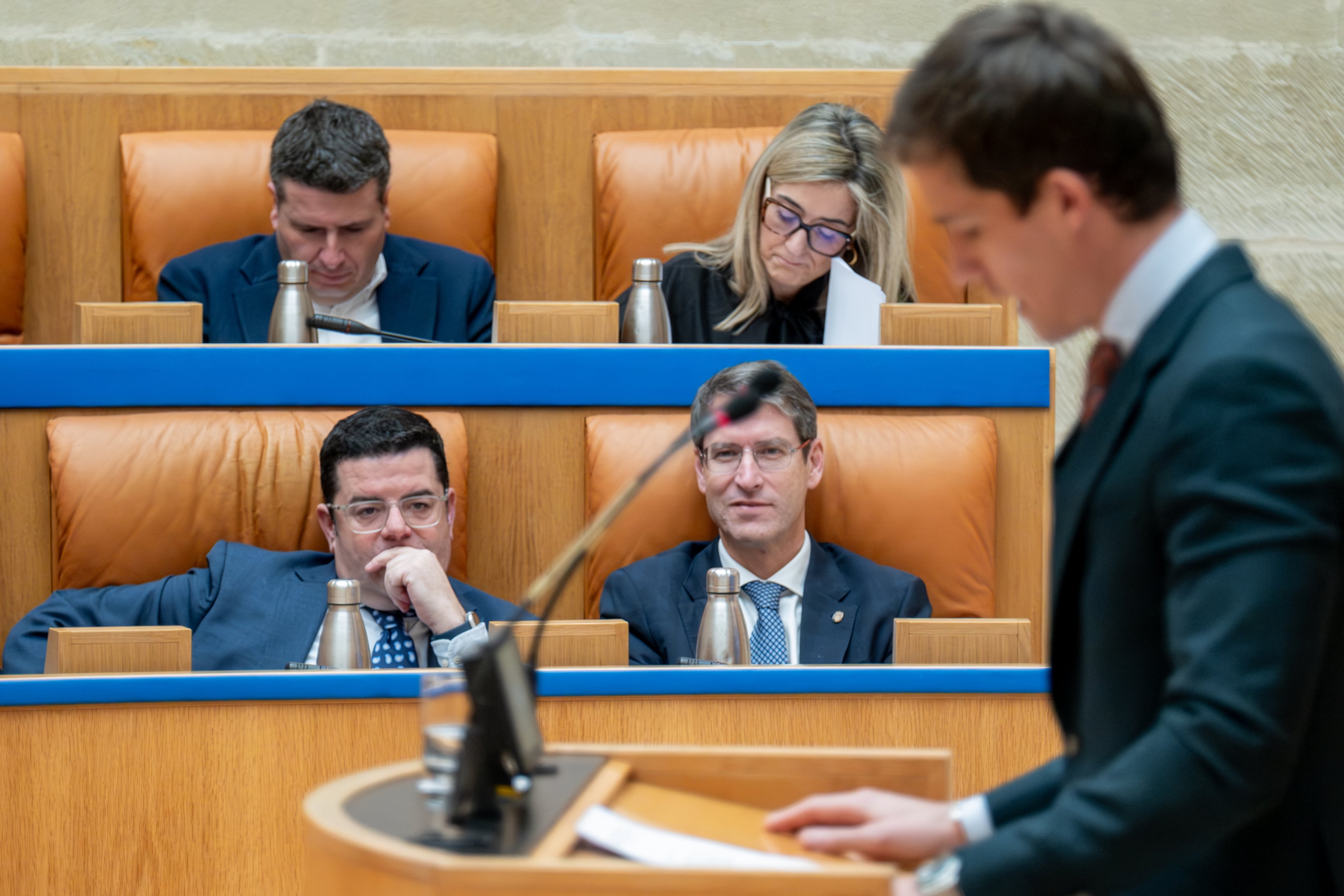 LOGROÑO (ESPAÑA), 22/12/2025.- El presidente del Gobierno de La Rioja, Gonzalo Capellán (d), y el consejero de Hacienda, Alfonso Domínguez (i) durante el pleno de presupuestos en el Parlamento de La Rioja celebrado este lunes. EFE/Fernando Díaz