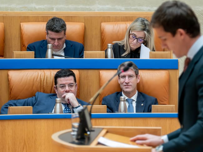 LOGROÑO (ESPAÑA), 22/12/2025.- El presidente del Gobierno de La Rioja, Gonzalo Capellán (d), y el consejero de Hacienda, Alfonso Domínguez (i) durante el pleno de presupuestos en el Parlamento de La Rioja celebrado este lunes. EFE/Fernando Díaz