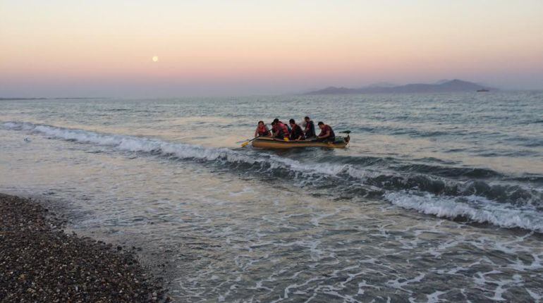 Un grupo de refugiados llega a la Isla de Kos en una balsa de remos