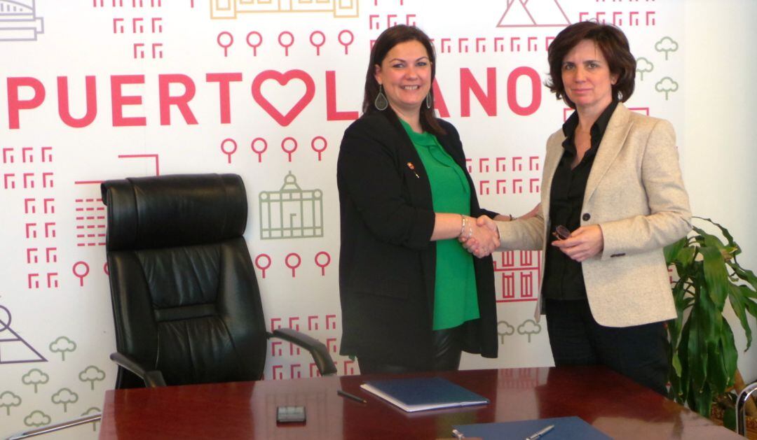 Mayte Fernández (izquierda) y Rosa Juárez, tras la renovación de los convenios de colaboración entre Repsol y el Ayuntamiento de Puertollano