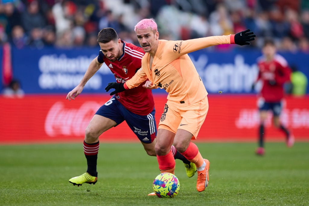 Griezmann pelea el balón con Moises Gómez durante el Osasuna-Atlético de Madrid