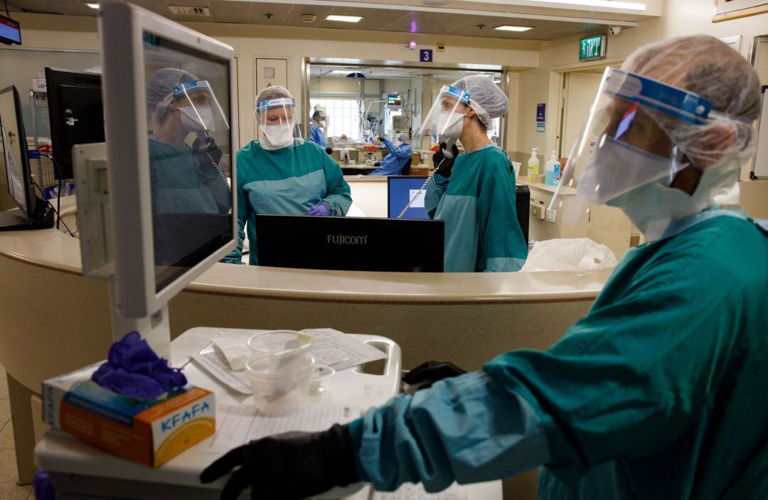 Varios profesionales sanitarios trabajan en un hospital.